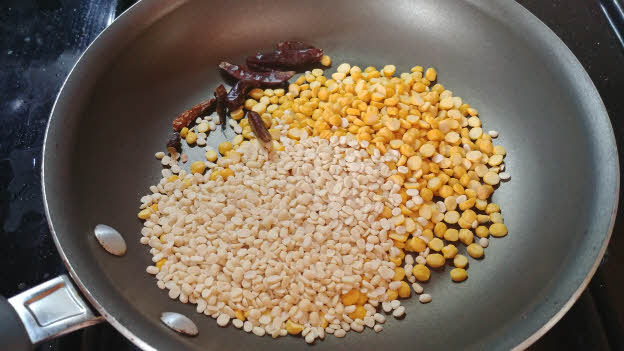 Saute chana dal, urad dal, whole red chillies