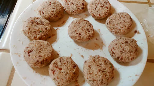 Make small kebabs from the rajma dough