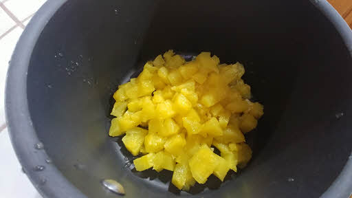 Make pineapple and sugar syrup