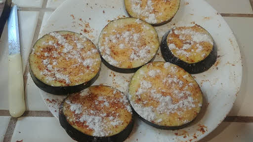 Sprinkle rice flour on eggplant roundels