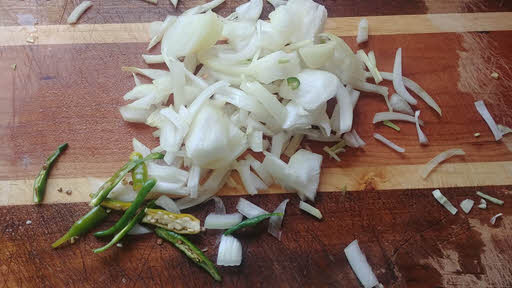 Coarsely chop the onion. Slit the green chillies