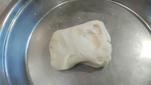 Knead the tlacoyo dough