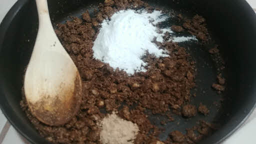 Add sugar and saunth powder to dhaniya mixture