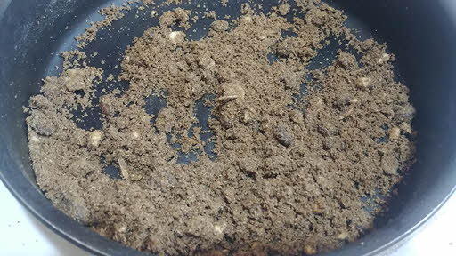 Add sugar and saunth powder to dhaniya mixture