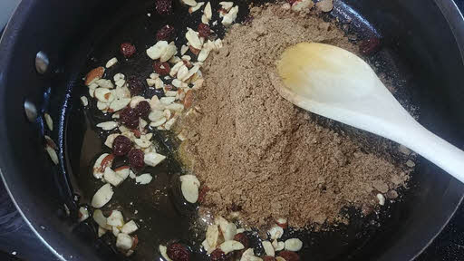 Saute dhaniya powder