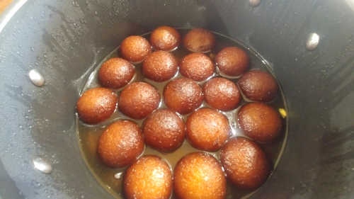 Soak gulab jamun in syrup