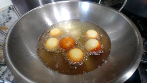 Fry gulab jamun balls