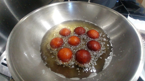 Fry gulab jamun balls