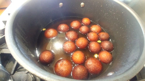 Drop gulab jamun in syrup